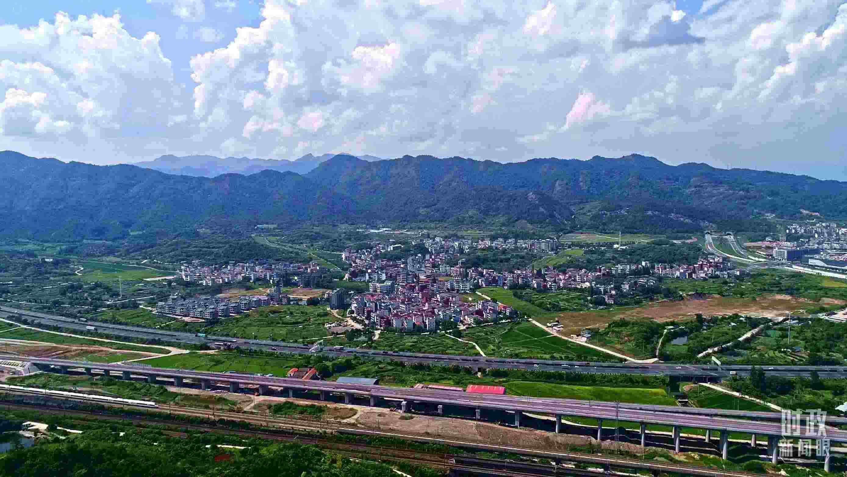 △李祖村航拍。（總臺(tái)央視記者范凱拍攝）