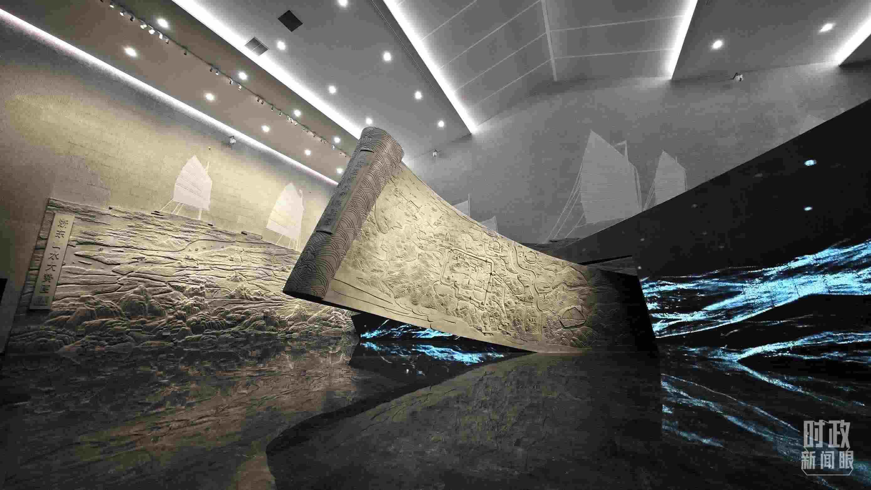 △博物館內(nèi)的《浙東運(yùn)河水利形勝圖》《浙東山水大勢(shì)圖》浮雕。（總臺(tái)央視記者彭漢明拍攝）