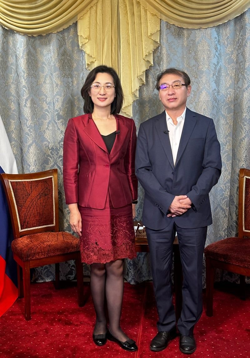 人民網(wǎng)黨委委員、副總編輯孫海峰（左一）專訪崔少純總領事。人民網(wǎng)記者 馬天翼攝