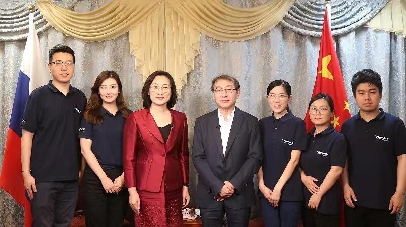 中國駐葉卡捷琳堡總領事崔少純與人民網(wǎng)采訪組合影。