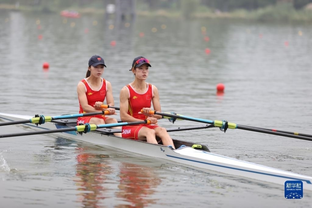 9月24日，鄒佳琪（左）/邱秀萍在決賽中。新華社記者 賈浩成 攝