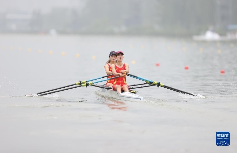 9月24日，鄒佳琪（左）/邱秀萍在決賽中。新華社記者 賈浩成 攝