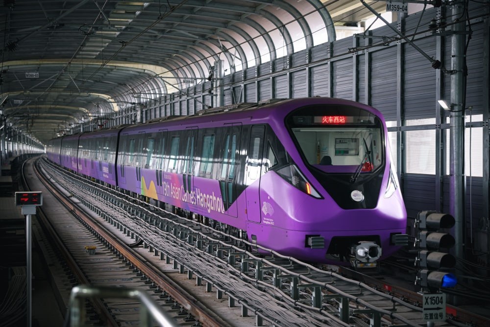 從杭州火車(chē)西站出發(fā)，地鐵19號(hào)線(xiàn)貫穿杭州火車(chē)東站、杭州蕭山機(jī)場(chǎng)，“亞運(yùn)號(hào)”地鐵專(zhuān)列運(yùn)行在這條線(xiàn)路上。