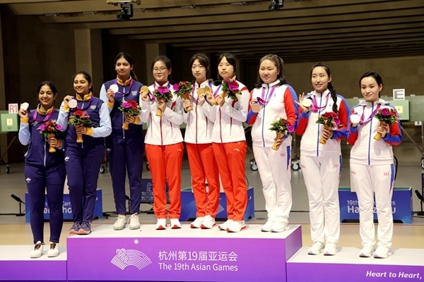 9月24日，杭州亞運(yùn)會(huì)射擊女子10米氣步槍團(tuán)體賽頒獎(jiǎng)儀式。人民網(wǎng)記者 胡雪蓉?cái)z