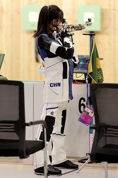 9月24日，黃雨婷在女子10米氣步槍團(tuán)體賽比賽中。人民網(wǎng)記者 胡雪蓉?cái)z
