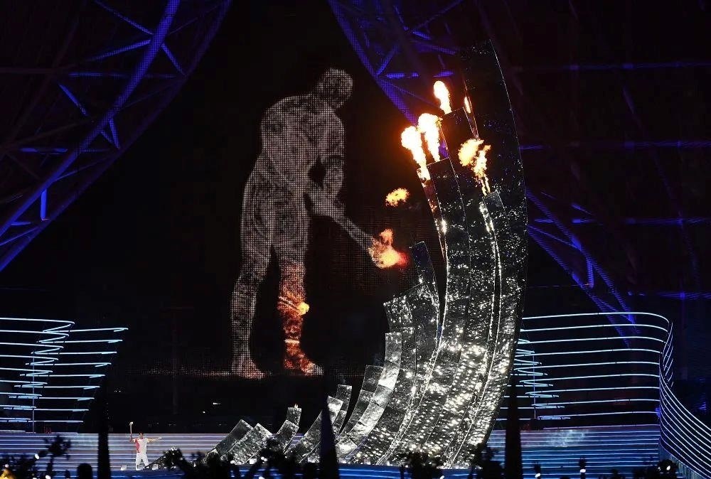 △“數(shù)字火炬手”點燃象征亞洲大團結(jié)的亞運之火。