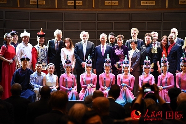 中國(guó)駐瑞典大使崔愛民夫婦與演職人員及部分來賓合影留念。人民網(wǎng)記者 殷淼攝