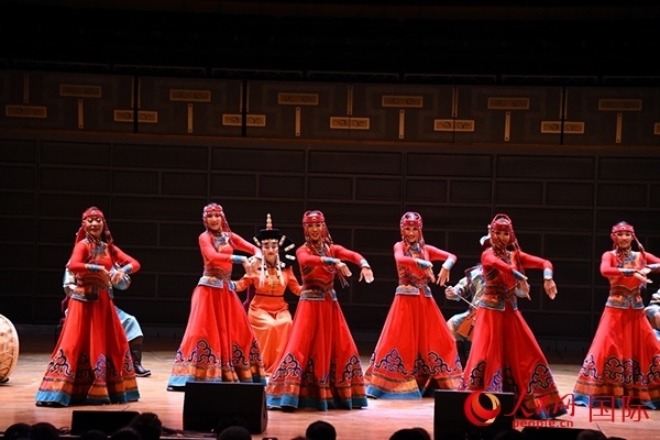 內(nèi)蒙古藝術(shù)劇院表演的《草原頌》劇照。人民網(wǎng)記者 殷淼攝