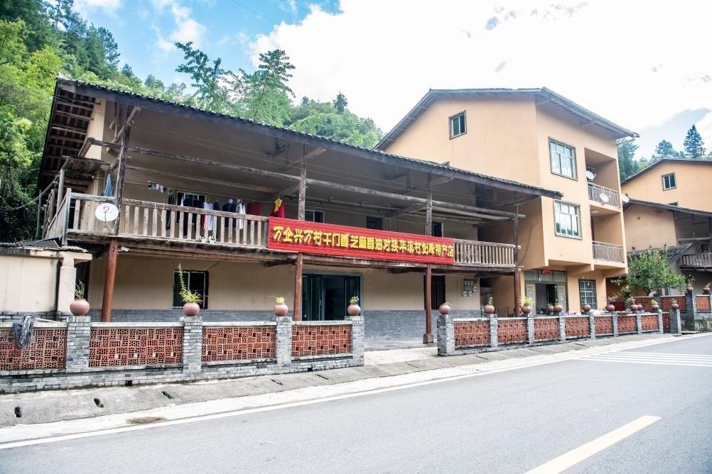 這是8月28日拍攝的危房改造后的村民張劍峰家。新華社記者 唐奕 攝