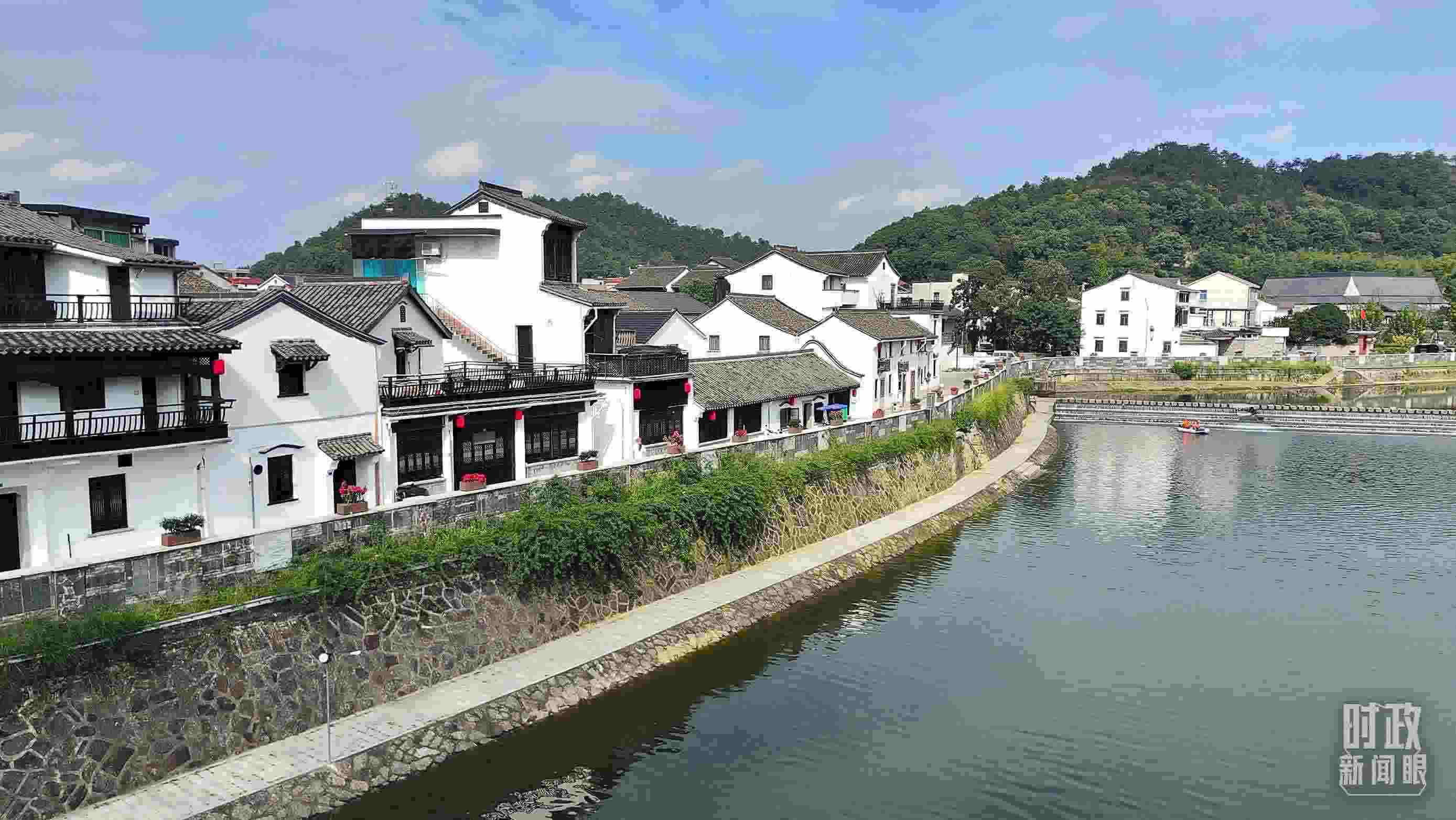 △“楓橋經(jīng)驗”發(fā)源地諸暨市楓橋鎮(zhèn)。（總臺央視記者楊立峰拍攝）