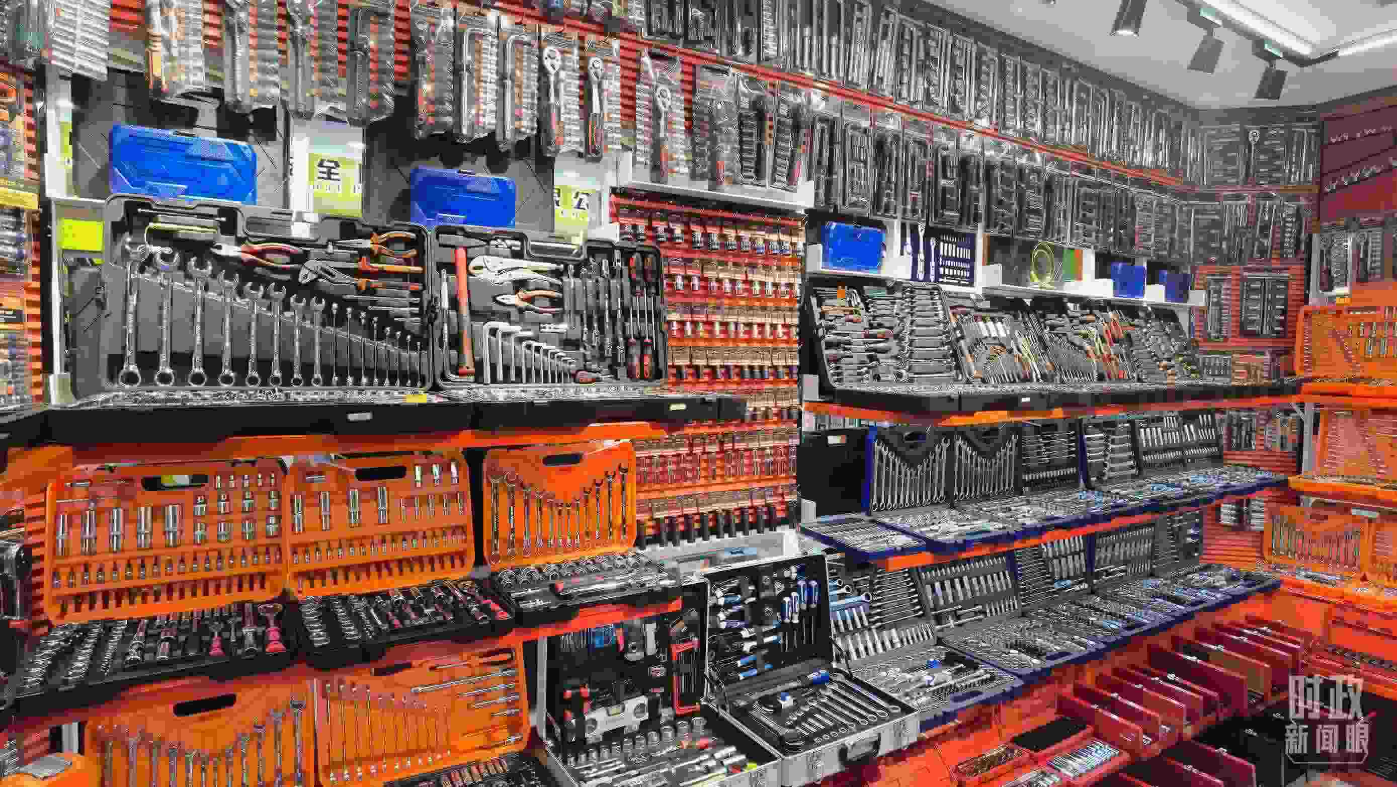 △義烏國際商貿(mào)城內(nèi)的一家五金店，貨品豐富。（總臺央視記者石丞拍攝）