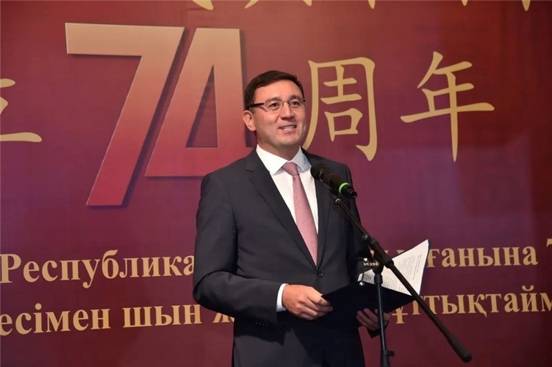 圖為哈外交部駐阿市代表布列格諾夫致辭。駐阿拉木圖總領(lǐng)館供圖