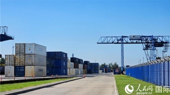  布列斯特北站，堆滿了來自中國的貨物。人民網記者 王震攝