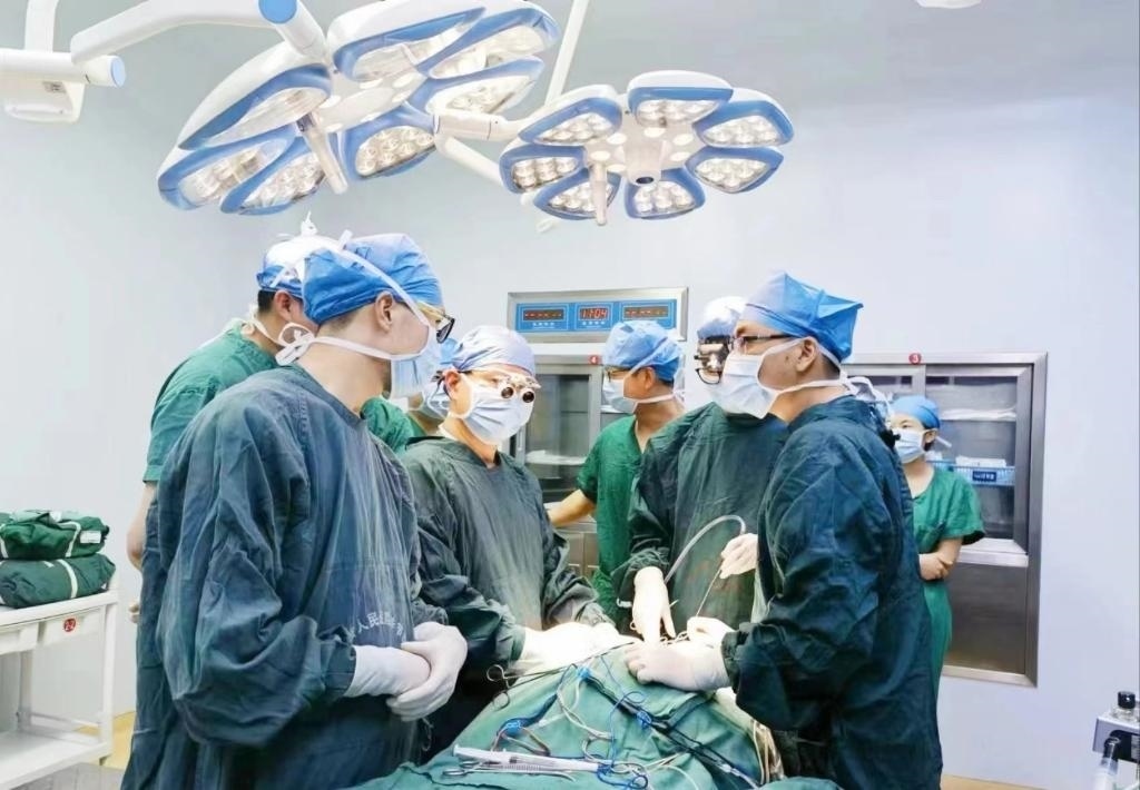 浙江省人民醫(yī)院畢節(jié)醫(yī)院的醫(yī)師團(tuán)隊(duì)正在為患者李老伯進(jìn)行手術(shù)。（王磊波 攝 新華社發(fā)）
