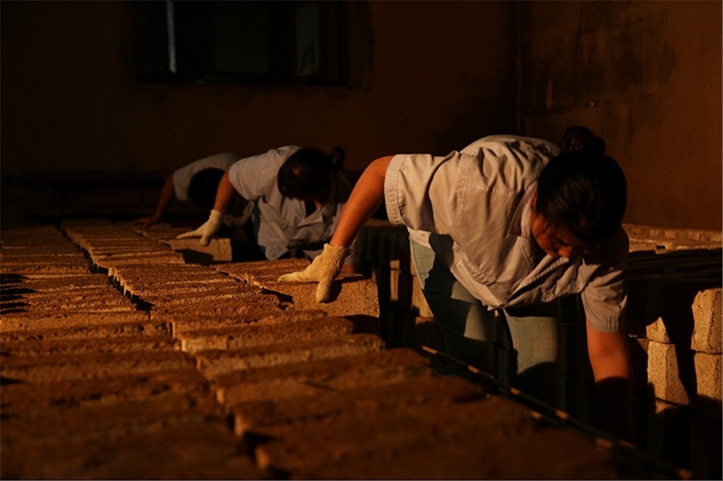 匠人師傅正在翻動(dòng)曲胚。張?zhí)炝z