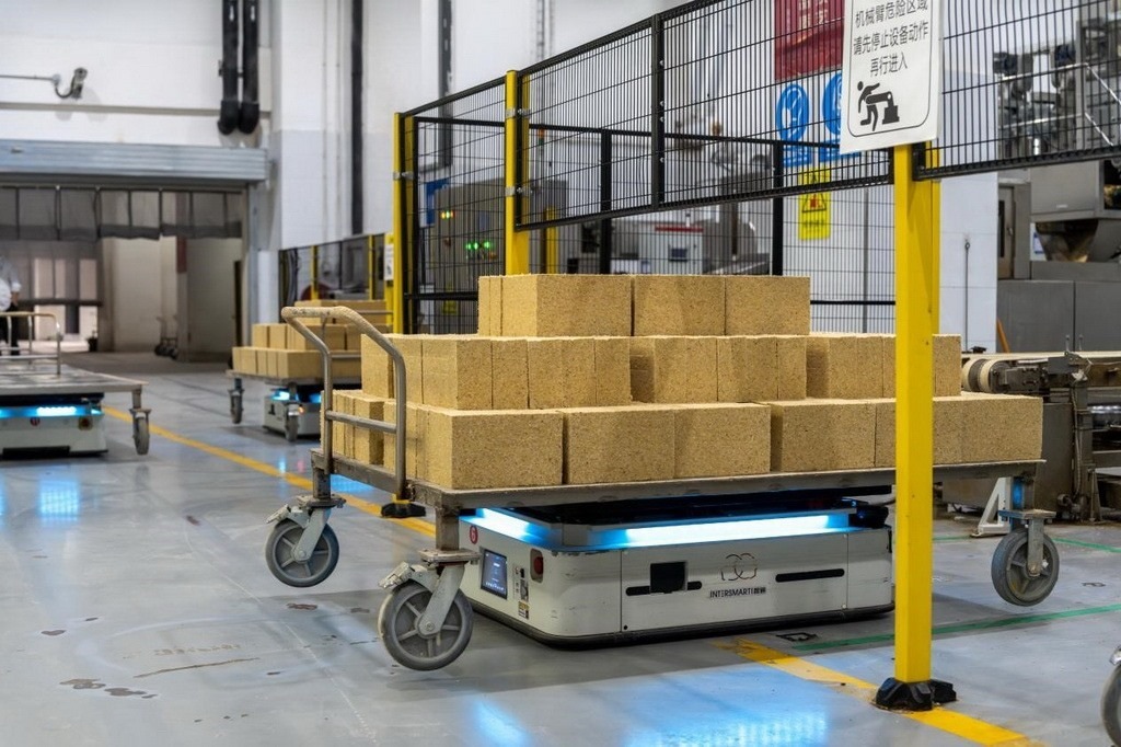 在701制曲車間，運(yùn)輸機(jī)器人等智能化設(shè)備已實(shí)現(xiàn)規(guī)?；瘧?yīng)用。王哲攝