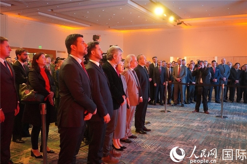 圖為招待會(huì)現(xiàn)場演奏兩國國歌。人民網(wǎng)記者 許放攝