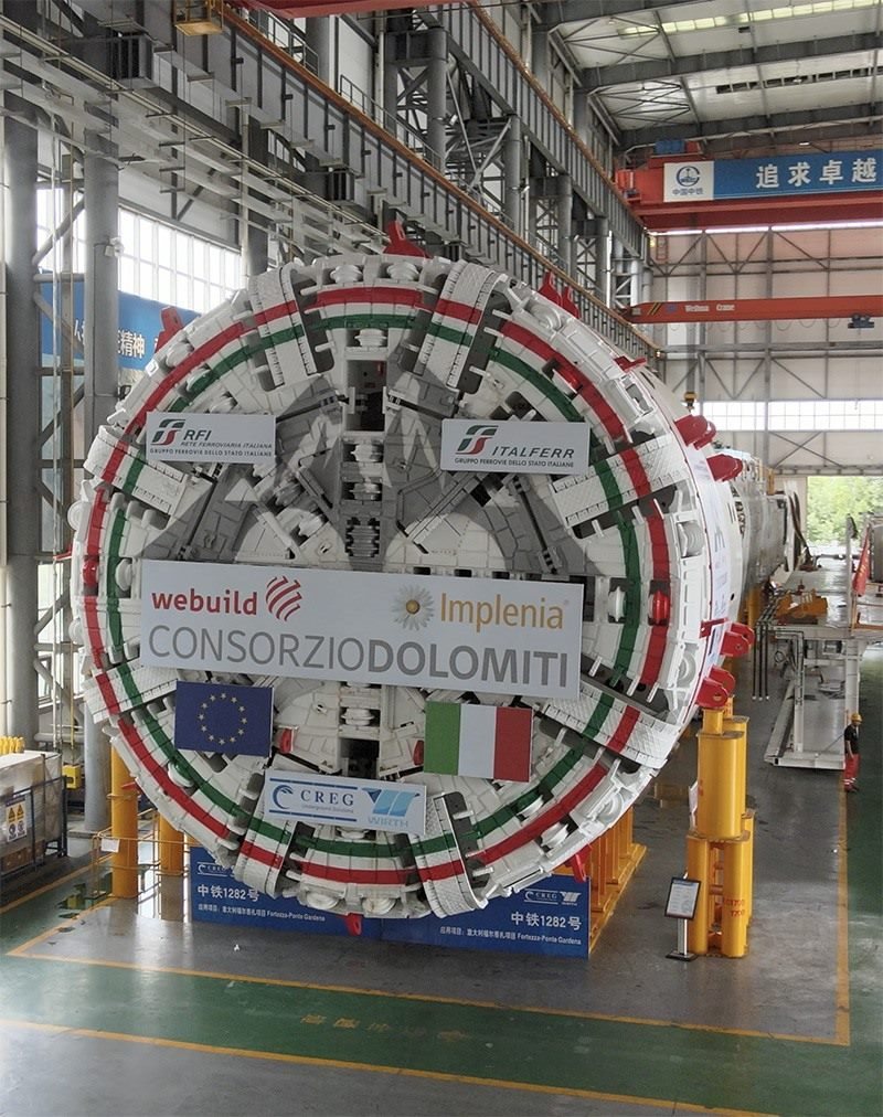 圖為中鐵裝備集團(tuán)盾構(gòu)總裝車間。人民網(wǎng)記者 唐宋攝