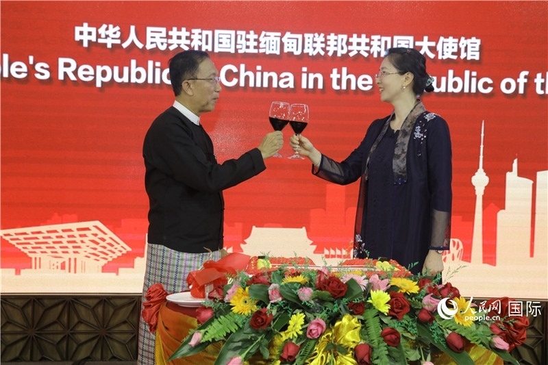 圖為曹靜臨時代辦與溫欣副總理祝酒。人民網(wǎng)記者 謝佳君攝