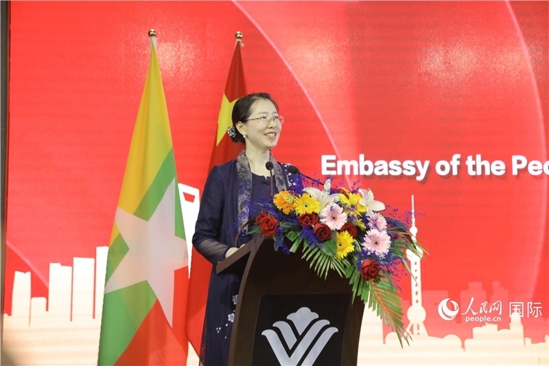 圖為使館臨時代辦曹靜致辭。人民網(wǎng)記者 謝佳君攝