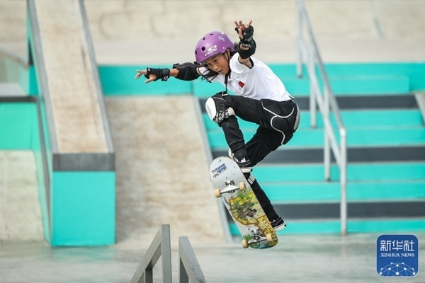 9月27日，中國選手崔宸曦在比賽中。當(dāng)日，在錢塘輪滑中心舉行的杭州亞運(yùn)會(huì)女子街式?jīng)Q賽中，中國選手崔宸曦以242.62分的成績奪得冠軍，曾文蕙獲得亞軍，日本選手伊藤美優(yōu)獲得季軍。新華社記者 潘昱龍攝