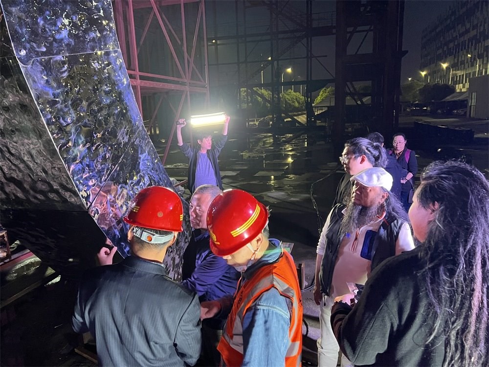 林崗(右二)和團(tuán)隊(duì)查看主火炬制作進(jìn)度。受訪者供圖