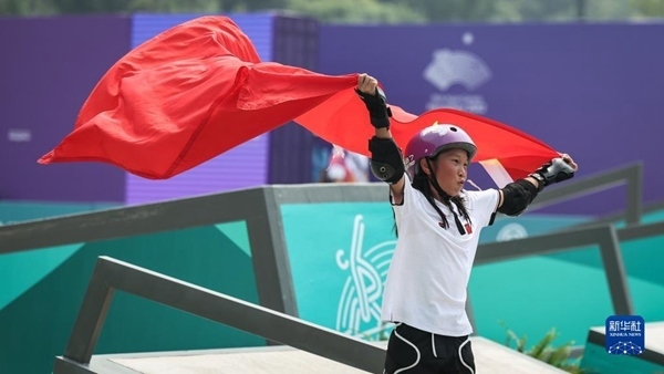 9月27日，崔宸曦在賽后慶祝奪冠。當(dāng)日，在錢(qián)塘輪滑中心舉行的杭州亞運(yùn)會(huì)女子街式?jīng)Q賽中，中國(guó)選手崔宸曦以242.62分的成績(jī)奪得冠軍，曾文蕙獲得亞軍，日本選手伊藤美優(yōu)獲得季軍。新華社記者 潘昱龍攝