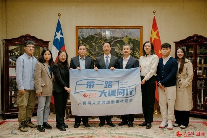 牛清報大使（中）與人民網(wǎng)、人民日報社記者合影。 人民網(wǎng)記者 張若涵攝