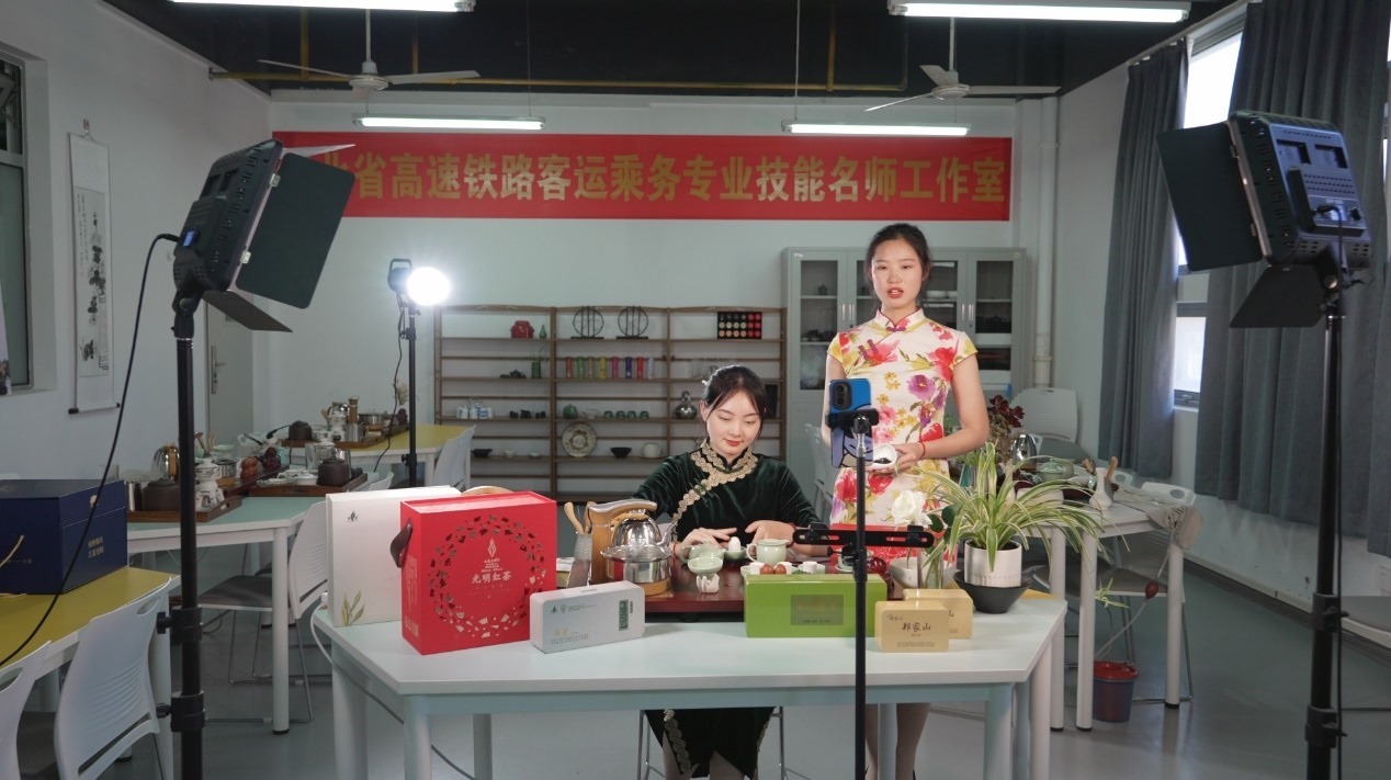 學(xué)生們正在直播。受訪單位供圖