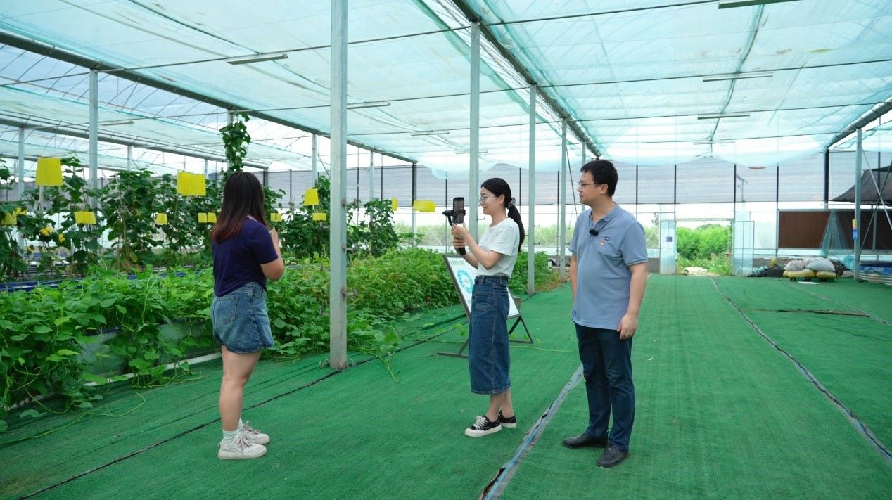 學(xué)生們正在現(xiàn)場直播。受訪單位供圖