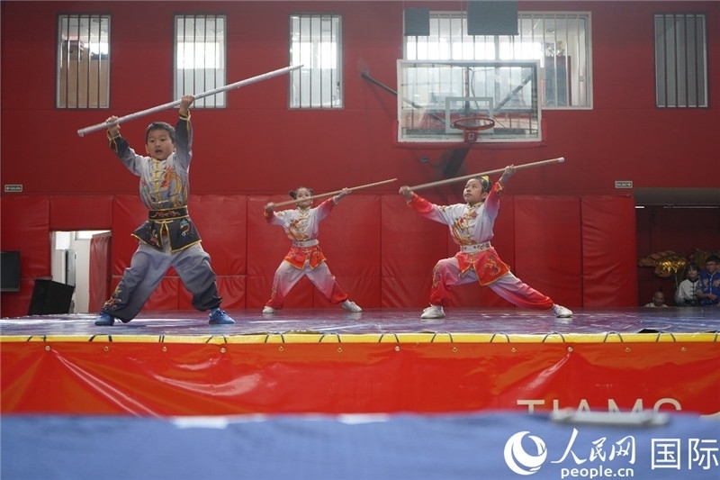 圖為開幕式現(xiàn)場兒童武術表演。人民網(wǎng)記者 許放攝