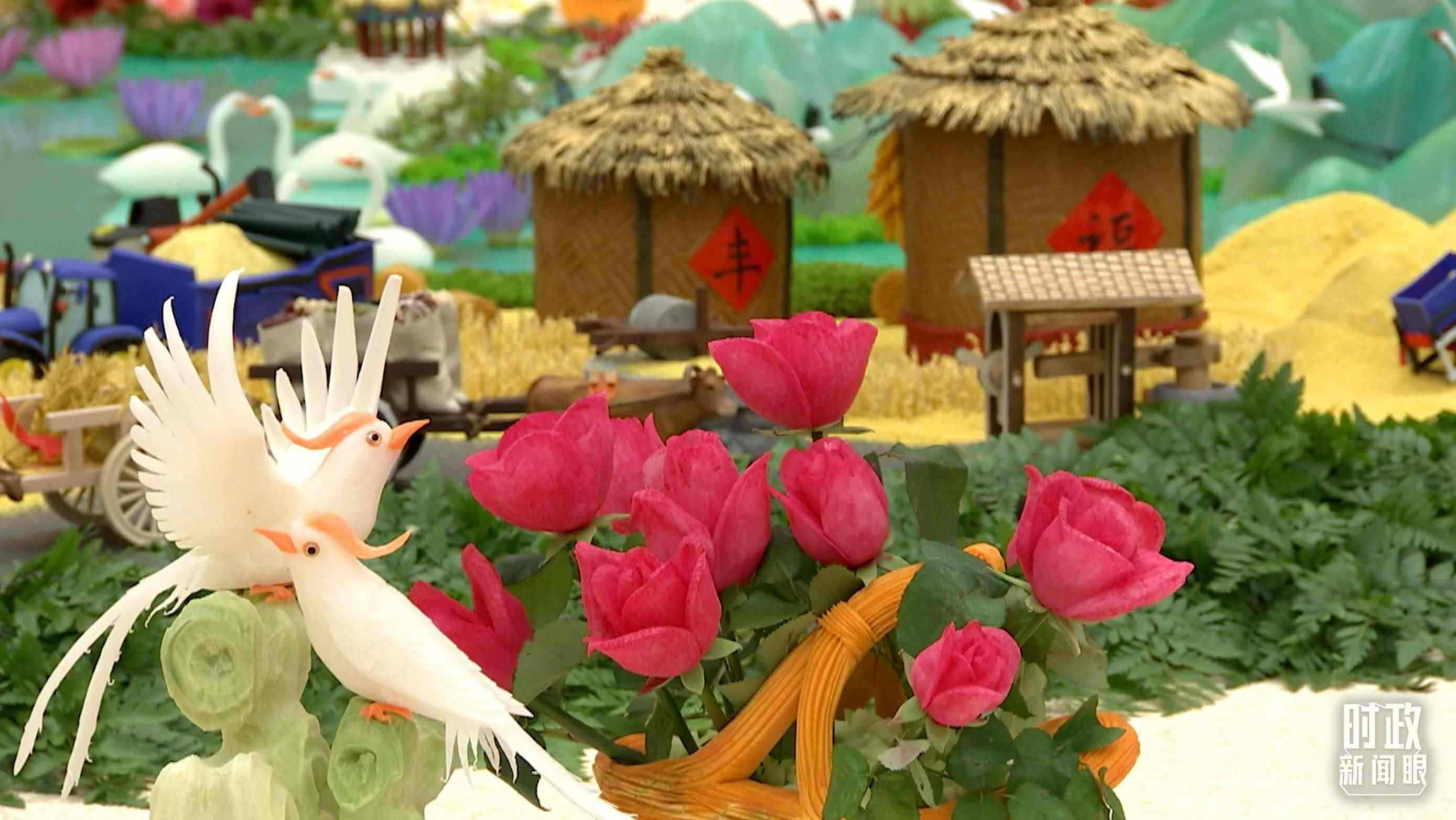 △宴會廳內(nèi)，節(jié)日氛圍濃郁。