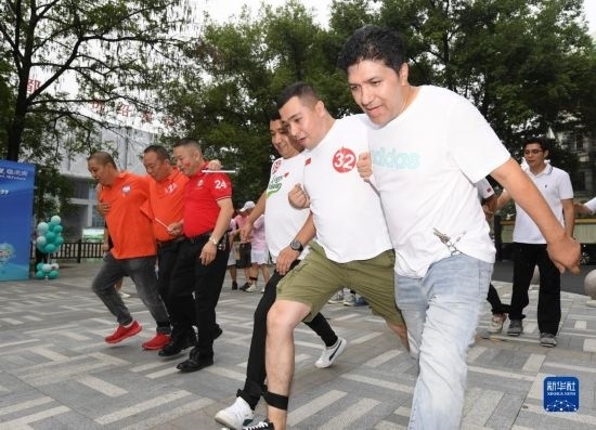 9月28日，在柯橋柯亭社區(qū)，各民族居民參加趣味運動會。