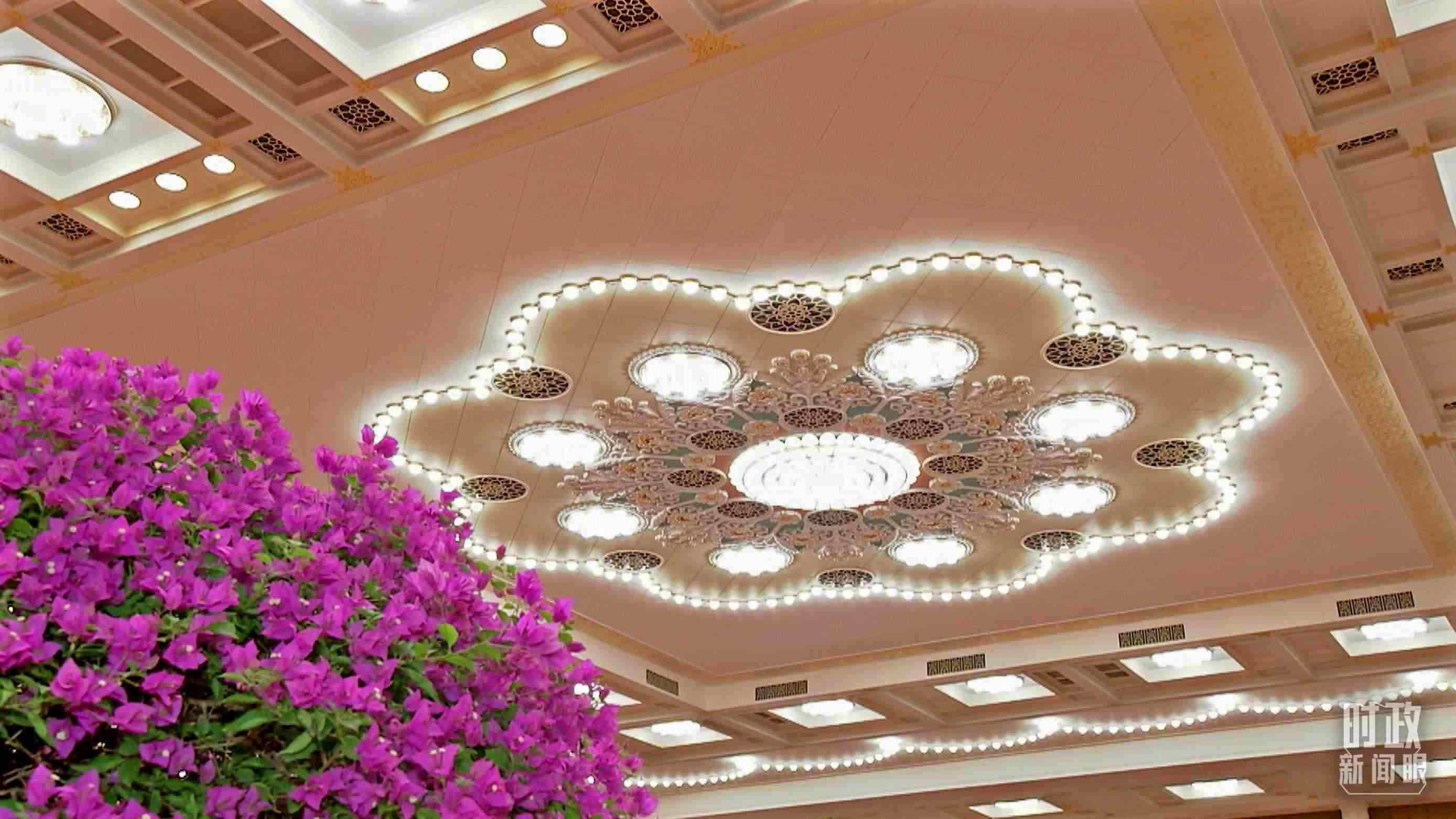 △人民大會堂宴會廳，華燈璀璨、鮮花綻放。