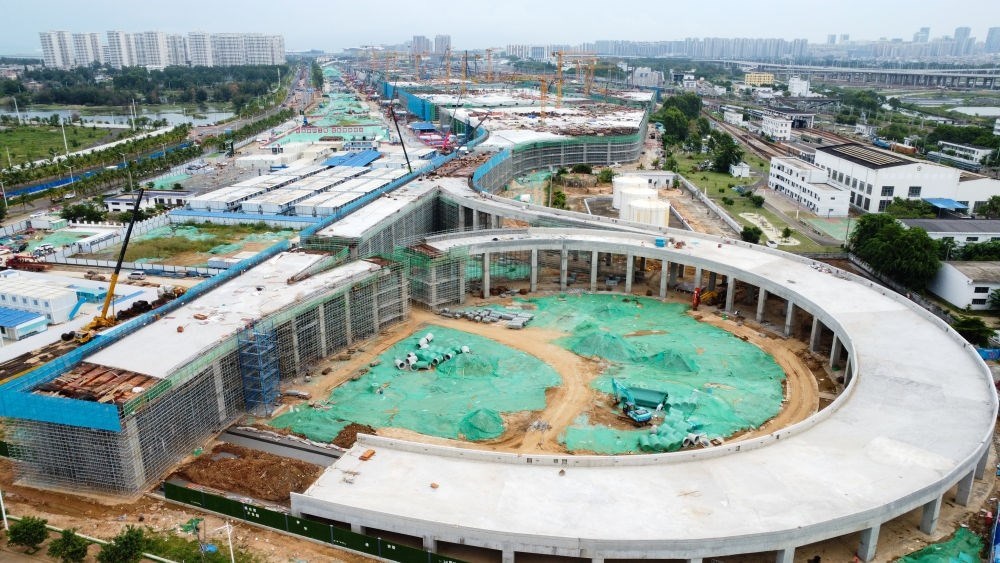 9月9日拍攝的海口新海港和南港“二線口岸”（貨運）集中查驗場所建設項目（無人機照片）。該項目是海南自貿(mào)港封關(guān)運作重點項目。新華社記者 楊冠宇 攝