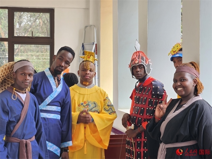 28日，肯尼亞內(nèi)羅畢大學(xué)孔子學(xué)院舉行“詩(shī)劇頌中秋，中肯共月明”中秋慶典，情景劇《嫦娥奔月》部分演員合影。人民網(wǎng)記者 黃煒鑫攝