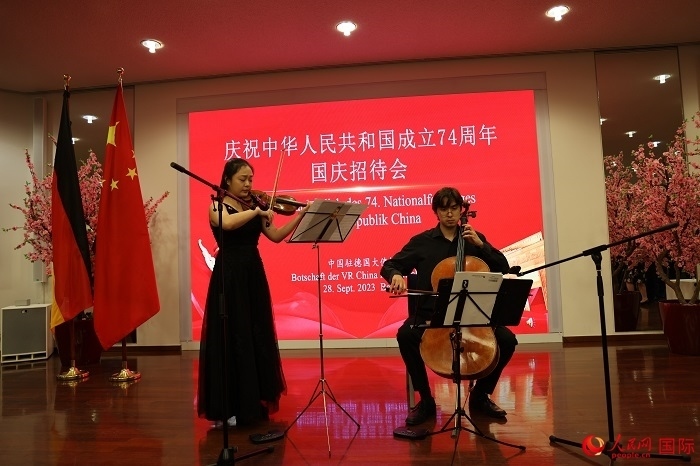 青年音樂家為來賓們現(xiàn)場演奏《我和我的祖國》。人民網(wǎng)記者 劉仲華攝