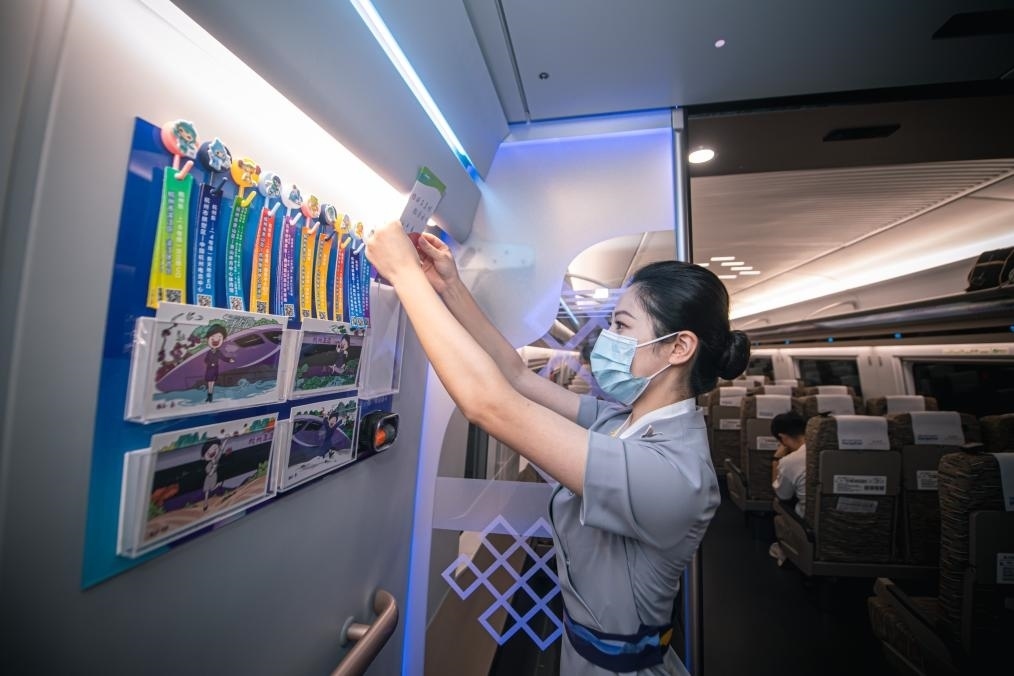 2023年9月16日，復(fù)興號(hào)亞運(yùn)智能動(dòng)車組列車正式載客運(yùn)營(yíng)。新華社記者 江漢 攝