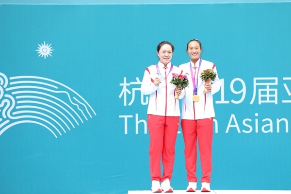 9月29日，鄭欽文(右)和朱琳在頒獎(jiǎng)儀式上合影。當(dāng)日，在杭州亞運(yùn)會(huì)網(wǎng)球女子單打決賽中，中國代表團(tuán)選手鄭欽文2:0戰(zhàn)勝隊(duì)友朱琳奪得冠軍。人民網(wǎng)記者 李乃妍攝