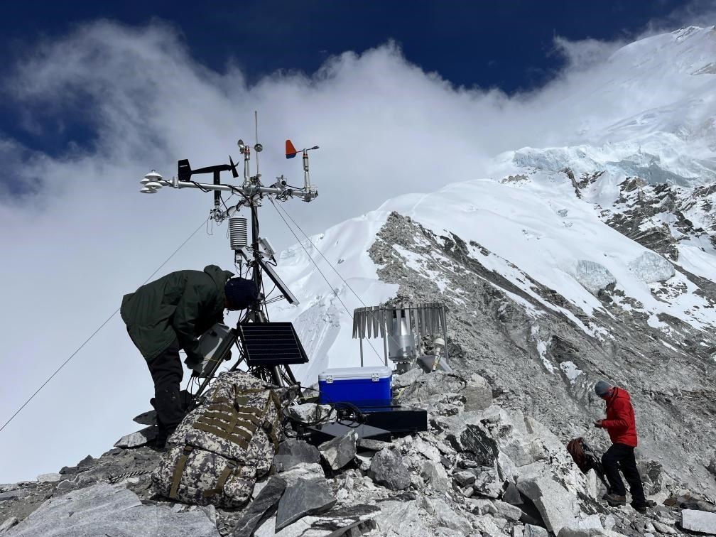 科考隊員在海拔6450米架設(shè)自動氣象站（9月25日攝）。（圖片由第二次青藏科考隊科考隊員提供）