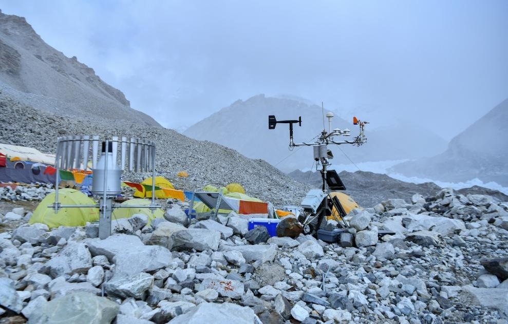 位于海拔5700米卓奧友峰前進營地的自動氣象站（9月29日攝）。新華社記者晉美多吉 攝
