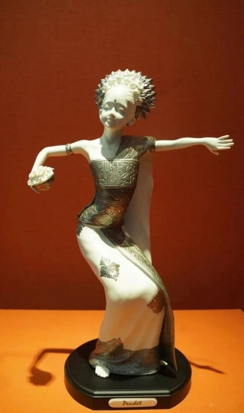 2013年10月，時任印度尼西亞總統(tǒng)蘇西洛贈送習(xí)近平主席的鑲錫瓷塑舞者。