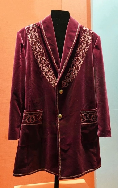 2013年9月，時任哈薩克斯坦總統(tǒng)納扎爾巴耶夫贈送習(xí)近平主席的哈薩克斯坦民族服裝。