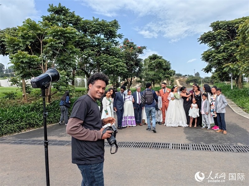 一對(duì)新人和親友在亞的斯亞貝巴友誼廣場(chǎng)合影。人民網(wǎng)記者 陳星星攝