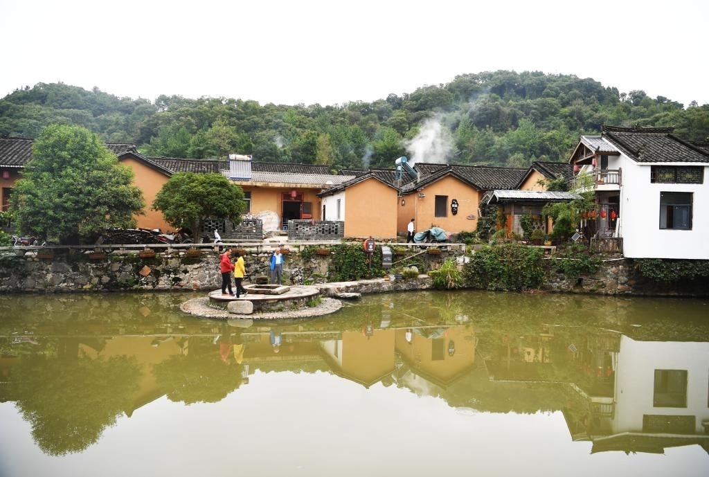 圖為9月27日游客在田鋪大塆參觀游玩。新華社記者張浩然攝