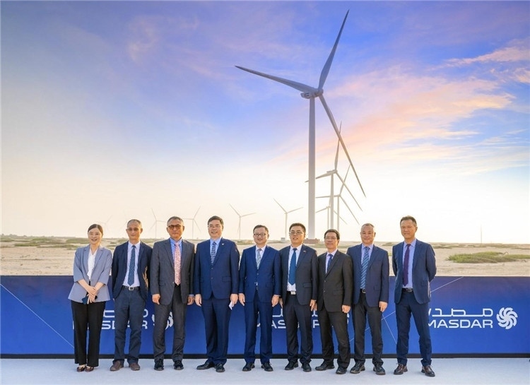 中方建設(shè)者在風(fēng)電場合影。中國電建供圖