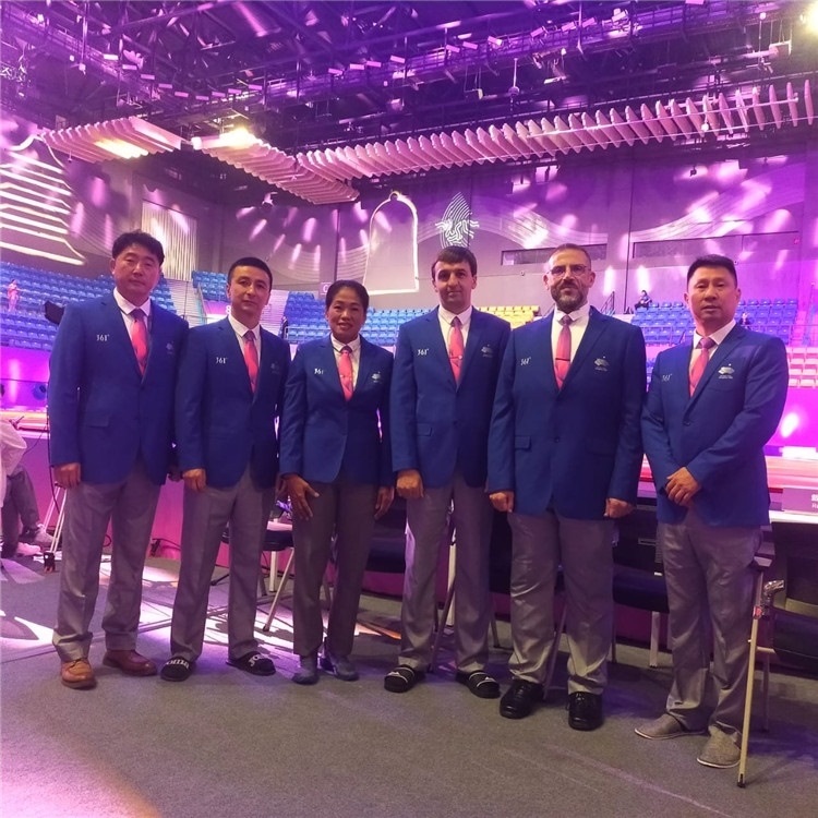 詹多斯·基亞諾夫與各國(guó)裁判員合影（左二）。 受訪者供圖