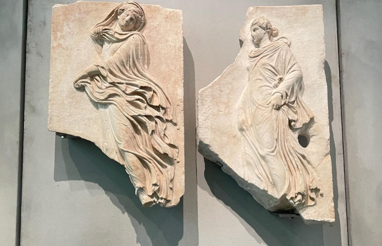 出自酒神劇場(chǎng)的浮雕，刻畫了舞者的形象。人民網(wǎng)記者 郭冠華攝