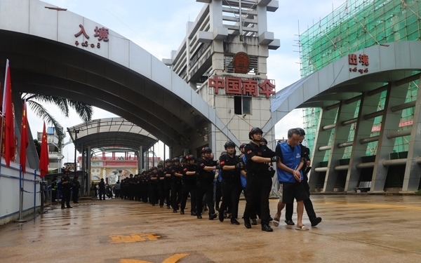 移交現(xiàn)場。公安部供圖