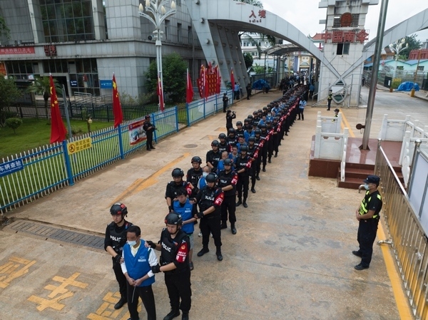 移交現(xiàn)場。公安部供圖